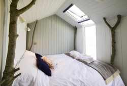 bed-with-floor-to-roof-window-lights-on_160715_094902